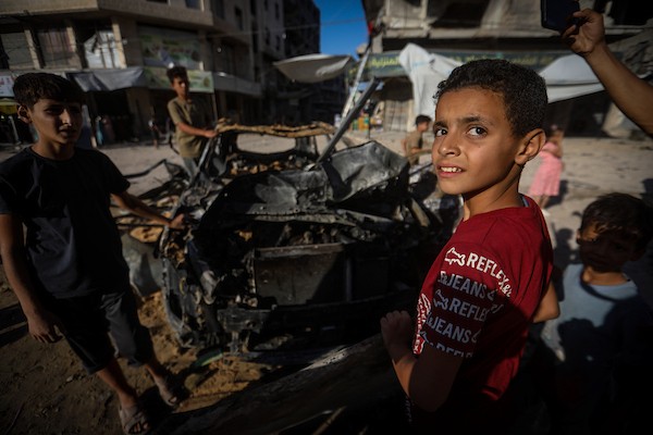 فلسطينيون يتجمعون في موقع غارة جوية إسرائيلية استهدفت مركبة مدنية في حي الشيخ رضوان بمدينة غزة، في 19 أيلول/ سبتمبر 2026. وأدى الاستهداف إلى سقوط شهيد وإصابة خرين. (تصوير: بلال أسامة)