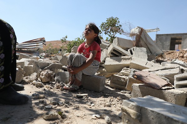 يتفقد فلسطينيون الأضرار الناجمة عن هدم منازل في قرية جنبا بمحافظة مسافر يطا، جنوب الخليل، في 23 سبتمبر/أيلول 2026. (صورة: مأمون وزواز)