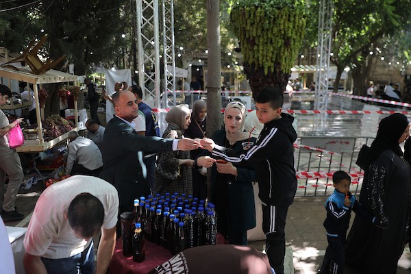 مزارعون وسكان فلسطينيون يشاركون في مهرجان «أيام العنب الخليلي» في البلدة القديمة بمدينة الخليل، في 26 سبتمبر/أيلول 2026. تصوير: مأمون وزوز.