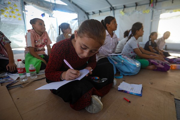 أطفال فلسطينيون يحضرون درساً داخل خيمة تعليمية مؤقتة، جالسين على الأرض في غرب مدينة غزة، في 20 سبتمبر/أيلول 2026.صورة: بلال أسامة