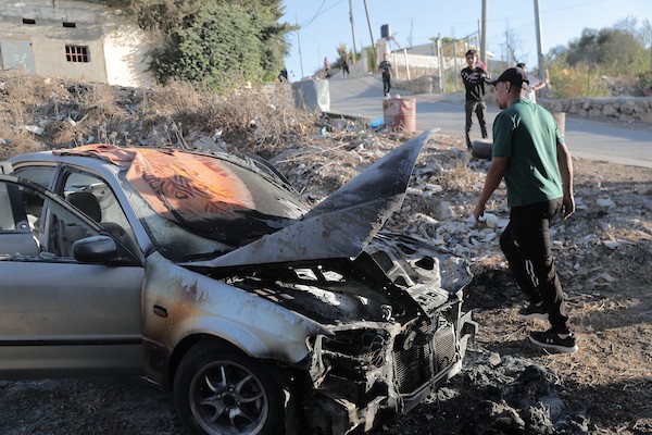 تفقد فلسطينيون الأضرار التي لحقت بالممتلكات في قرية بيت عمار، شمال الخليل في الضفة الغربية، في 20 سبتمبر/أيلول 2026، عقب هجمات شنها مستوطنون في المنطقة.صورة: مأمون وزواز