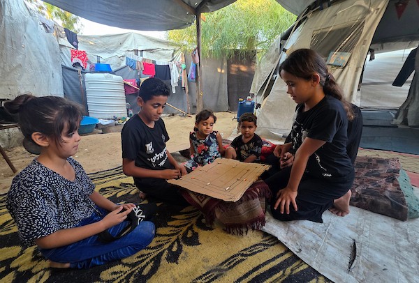 أطفال فلسطينيون يستعرضون مواهبهم في الشعر والغناء والرسم، ويواصلون حياتهم اليومية داخل خيمة للنازحين في خان يونس، جنوب قطاع غزة، في 6 سبتمبر/أيلول 2026. (صورة: طارق محمد)
