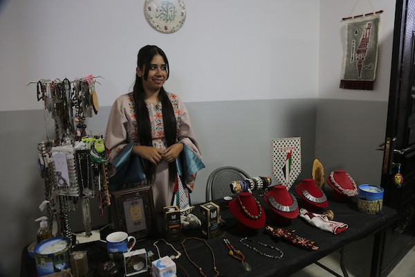 عرضت نساء فلسطينيات تطريزات تقليدية بألوان ورموز وطنية خلال معرض أقيم في مخيم بلاطة للاجئين، في 29 سبتمبر/أيلول 2026. تصوير: محمد ناصر
