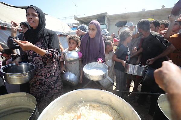 فلسطينيون نازحون يتلقون وجبات غذائية مجانية خلال عملية توزيع غرب مدينة غزة، في 9 أيلول/سبتمبر 2026، وسط ظروف إنسانية صعبة ونقص في الغذاء والاحتياجات الأساسية. تصوير: حسن الجدي.
