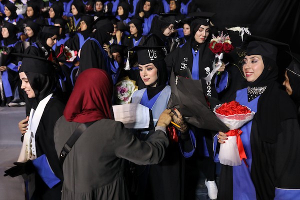 شارك طلاب فلسطينيون في حفل تخرج أقيم في الكلية الجامعية للعلوم التطبيقية وسط مبانٍ مدمرة في مدينة غزة، قطاع غزة، في 20 سبتمبر/أيلول 2026. تصوير: بلال أسامة