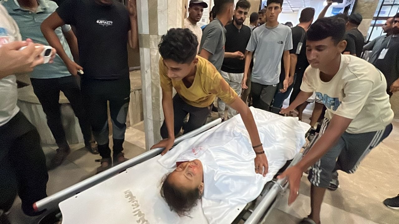 شهيدان بينهم طفلة ومصابون في ثلاث غارات على خيام نازحين في مخيم الصمود غربي مدينة خان يونس جنوبي قطاع غزة. .......زز.jpg
