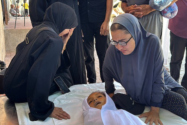ودّع المشيّعون جثمان الطفلة الفلسطينية إسراء الهسي، التي استُشهدت بنيران الجيش الإسرائيلي شرق دير البلح في وسط قطاع غزة في الأول من سبتمبر/أيلول 2026. (صورة: أحمد إبراهيم)