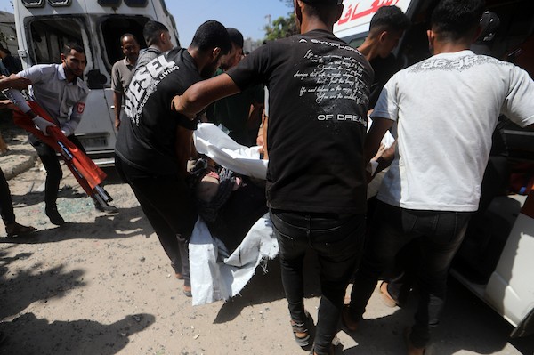 يتفقد فلسطينيون موقع غارات جوية وإطلاق نار إسرائيلي غرب مدينة غزة في الأول من سبتمبر/أيلول 2026. (صورة: بلال أسامة)