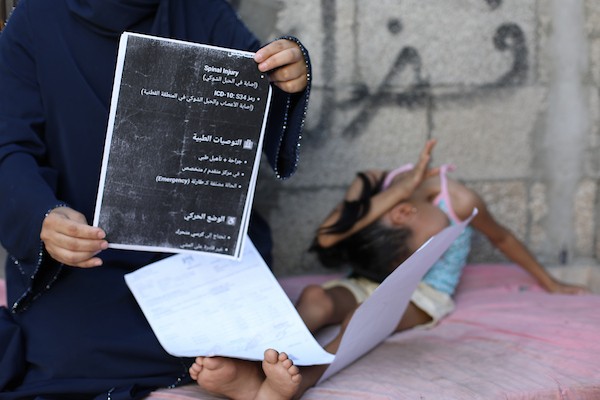 الطفلة سيلا أبو كريم، 6 أعوام، تجلس داخل منزل متضرر في مخيم المغازي وسط قطاع غزة، في 3 سبتمبر/أيلول 2026، بعدما تسببت شظايا غارة إسرائيلية سابقة بإصابات في فقرات ظهرها وعمودها الفقري. تصوير: حسن الجدي.