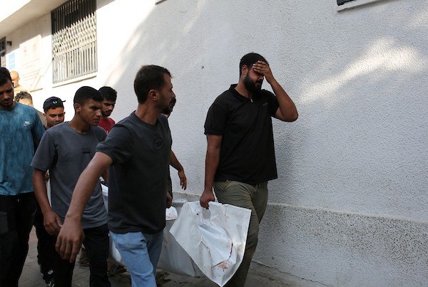 فلسطينيون يودّعون جثمان عنصر الدفاع المدني شريف لبد في مستشفى الشفاء بمدينة غزة، في 15 أيلول/سبتمبر 2026. تصوير: محمد صالحة