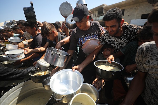 فلسطينيون نازحون يتلقون وجبات غذائية مجانية خلال عملية توزيع غرب مدينة غزة، في 9 أيلول/سبتمبر 2026، وسط ظروف إنسانية صعبة ونقص في الغذاء والاحتياجات الأساسية. تصوير: حسن الجدي.