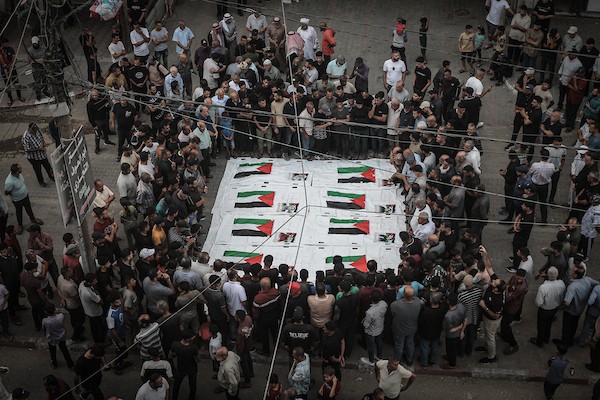 فلسطينيون يشاركون في جنازة عشرة من أفراد عائلة الثوابتة في مخيم البريج للاجئين وسط قطاع غزة، في 29 سبتمبر/أيلول 2026، بعد انتشال جثامينهم.(صورة: معز صالحي)