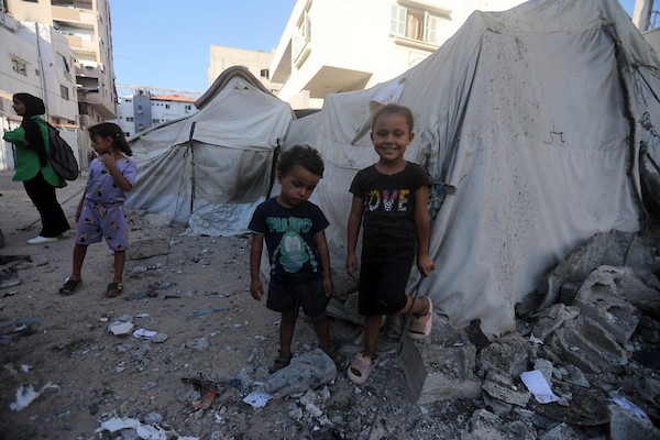 يتفقد فلسطينيون الأضرار في موقع غارة إسرائيلية استهدفت منزلاً غرب مدينة غزة، في سبتمبر/أيلول 2026. صورة: بلال أسامة