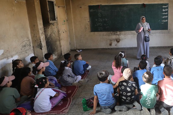 طلبة فلسطينيون يبدأون عامهم الدراسي الجديد في مدرسة تابعة لوكالة