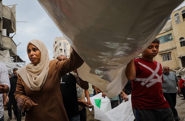 تشييع جماعي في النصيرات لفلسطينيين انتُشلت جثامينهم من تحت الأنقاض، 29 سبتمبر/أيلول 2026.(صورة: معز صالحي)