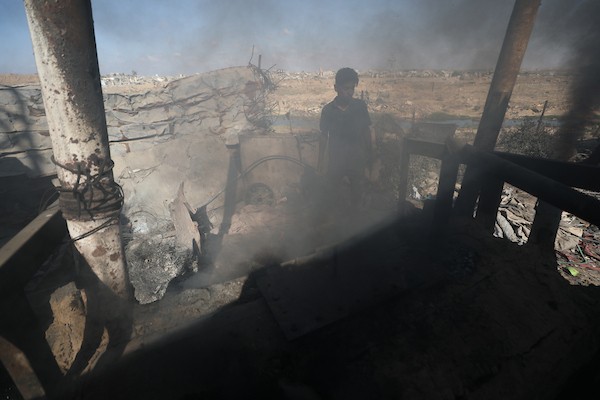 في الثاني من سبتمبر/أيلول 2026، قام عمال فلسطينيون بإنتاج الوقود من النفايات البلاستيكية باستخدام أساليب بدائية في مخيم النصيرات للاجئين وسط قطاع غزة. صورة: حسن الجديدي