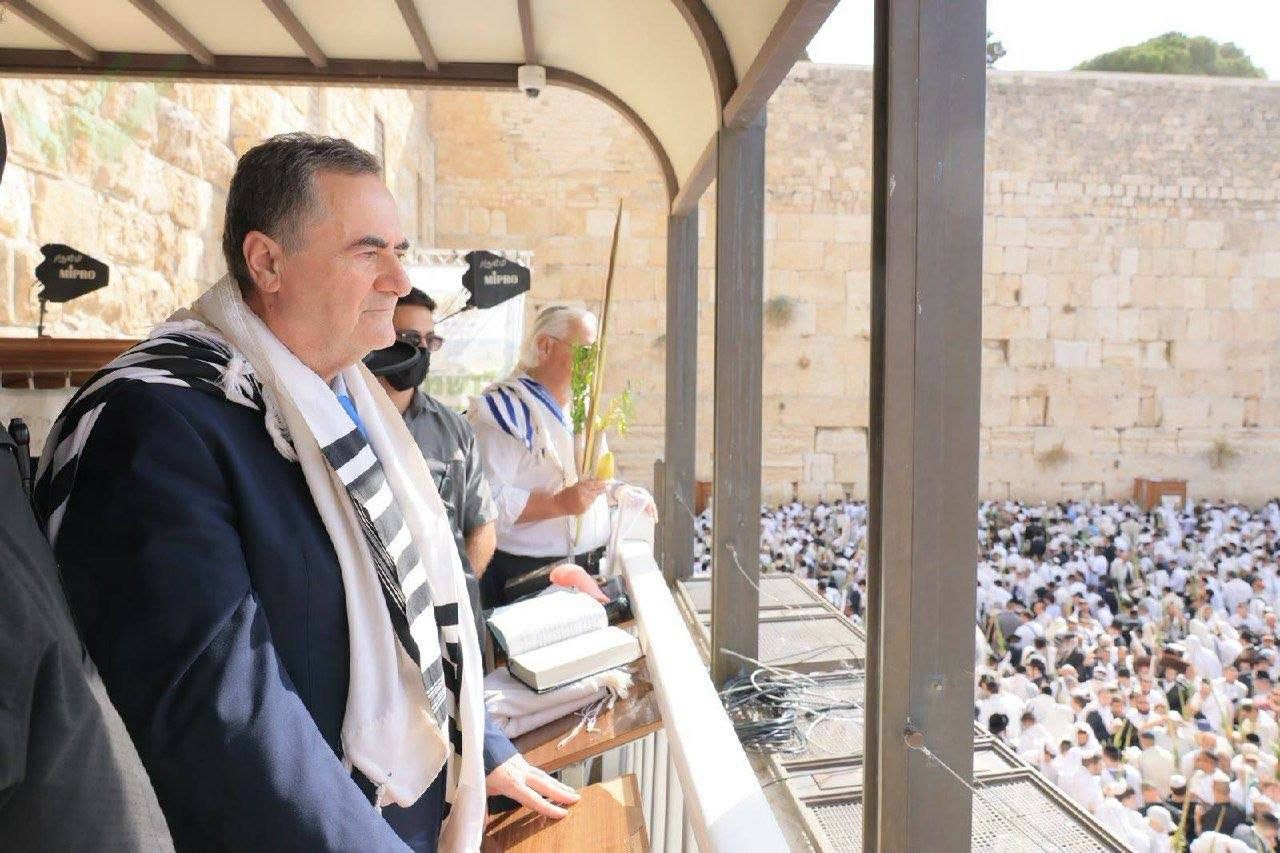 شارك وزير جيش الاحتلال يسرائيل كاتس يشارك في طقوس بركة الكهنة عند حائط البراق.jpg