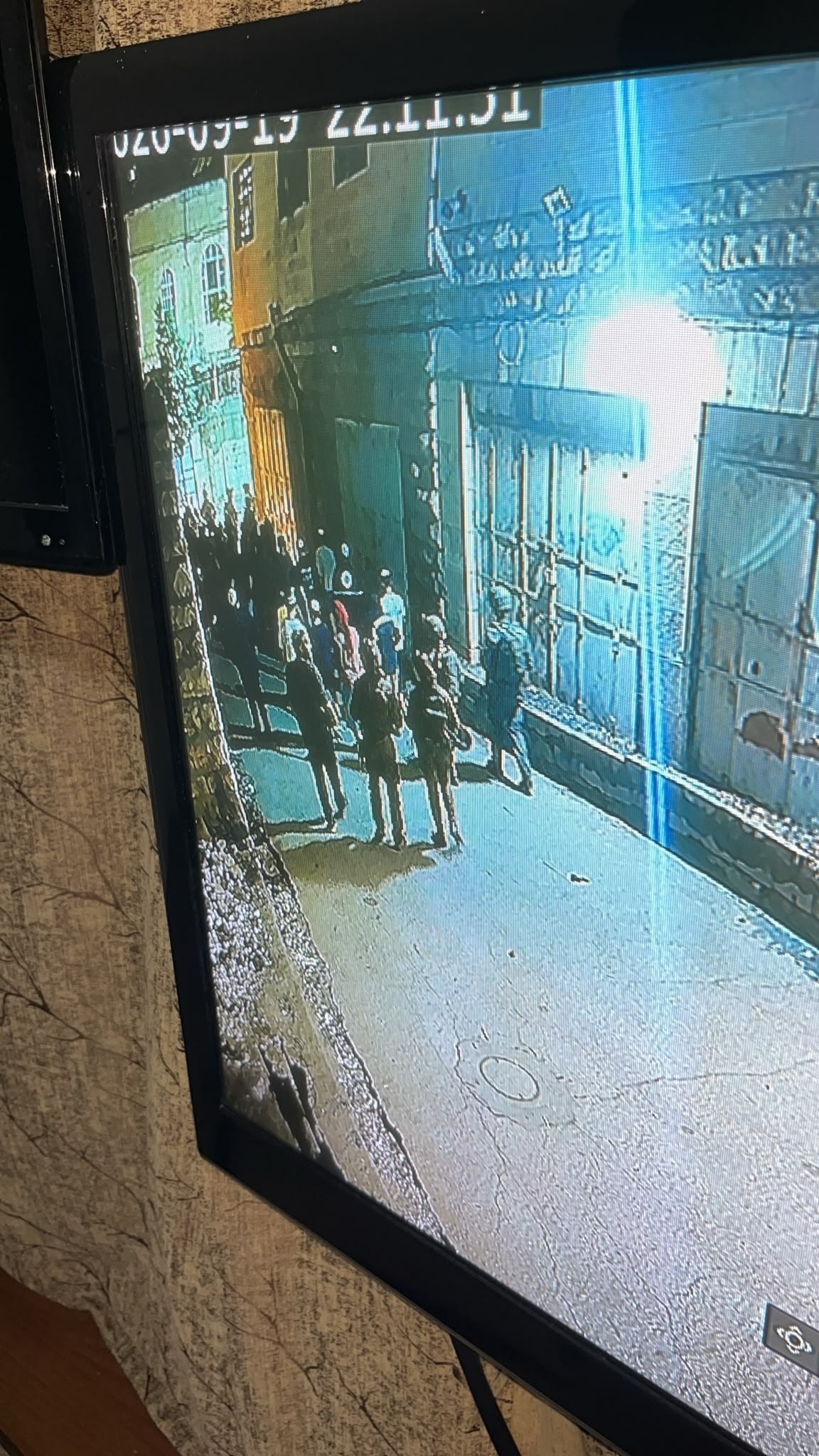 مستوطنون بحماية جيش الاحتلال يقتحمون البلدة القديمة في الخليل...jpg