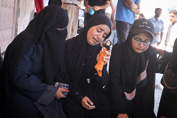 ودّاع جثمان آمنة الهسي في دير البلح بوسط قطاع غزة، في 2 سبتمبر/أيلول 2026. وقد استشهدت ابنتها إسراء في الحادث نفسه قبل يوم. (صورة: معز صالحي)