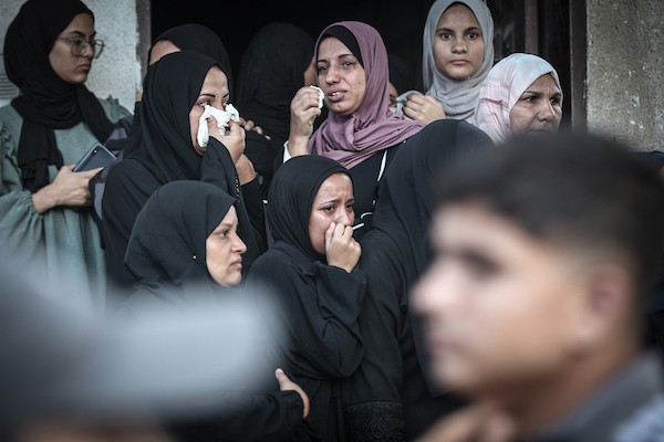 فلسطينيون يشاركون في جنازة عشرة من أفراد عائلة الثوابتة في مخيم البريج للاجئين وسط قطاع غزة، في 29 سبتمبر/أيلول 2026، بعد انتشال جثامينهم.(صورة: معز صالحي)