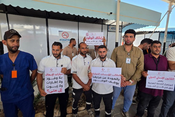 أطباء وممرضون يقفون خارج أقسام مستشفى الكويت الميداني التخصصي في قطاع غزة، في 20 سبتمبر/أيلول 2026، بعد إعلان تعليق العمل واستقبال المرضى بسبب انقطاع إمدادات الوقود. (صورة: طارق محمد)