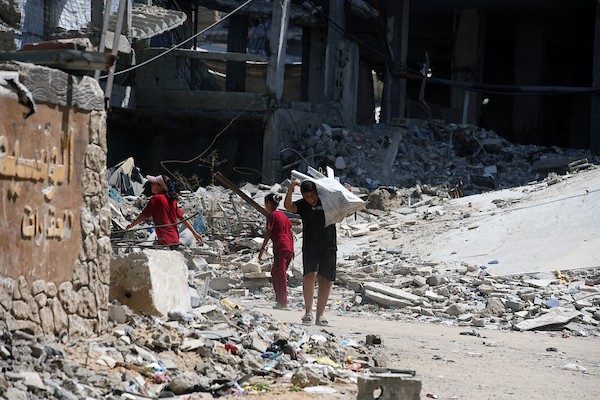 فلسطينيون يقيمون داخل أبراج الكرامة المتضررة وفي خيام مجاورة لها شمال قطاع غزة، في 17 سبتمبر/أيلول 2026، وسط مخاوف من انهيار المباني وصعوبة تأمين مساكن بديلة للعائلات والنازحين. (تصوير: بلال أسامة)