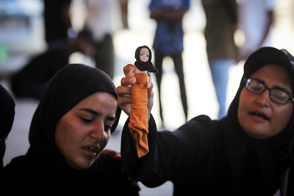 ودّاع جثمان آمنة الهسي في دير البلح بوسط قطاع غزة، في 2 سبتمبر/أيلول 2026. وقد استشهدت ابنتها إسراء في الحادث نفسه قبل يوم. (صورة: معز صالحي)