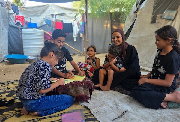 أطفال فلسطينيون يستعرضون مواهبهم في الشعر والغناء والرسم، ويواصلون حياتهم اليومية داخل خيمة للنازحين في خان يونس، جنوب قطاع غزة، في 6 سبتمبر/أيلول 2026. (صورة: طارق محمد)