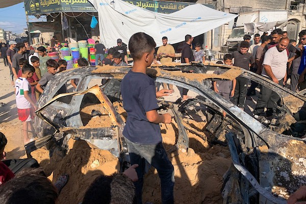 فلسطينيون يتجمعون في موقع غارة جوية إسرائيلية استهدفت مركبة مدنية في حي الشيخ رضوان بمدينة غزة، في 19 أيلول/ سبتمبر 2026. وأدى الاستهداف إلى سقوط شهيد وإصابة خرين. (تصوير: بلال أسامة)