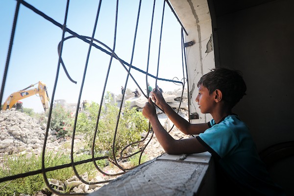 في 12 سبتمبر/أيلول 2026، قام عناصر الدفاع المدني الفلسطيني بالبحث بين أنقاض منزل عائلة أبو خوصة في مخيم النصيرات للاجئين، وسط قطاع غزة.(صورة: معز صالحي)