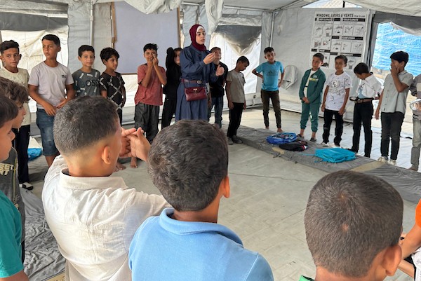 طلبة فلسطينيون يبدأون عامهم الدراسي الجديد داخل خيام تعليمية غرب مدينة غزة، في 19 أيلول/ سبتمبر 2026. (تصوير: ميكائيل بهار)