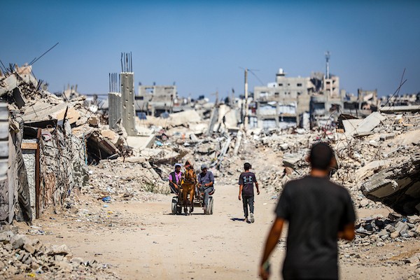فلسطينيون نازحون يمارسون أنشطتهم اليومية داخل خيام نُصبت قرب منازلهم المدمرة في حي الزيتون، جنوب مدينة غزة، في 28 سبتمبر/أيلول 2026. (صورة: بلال أسامة)