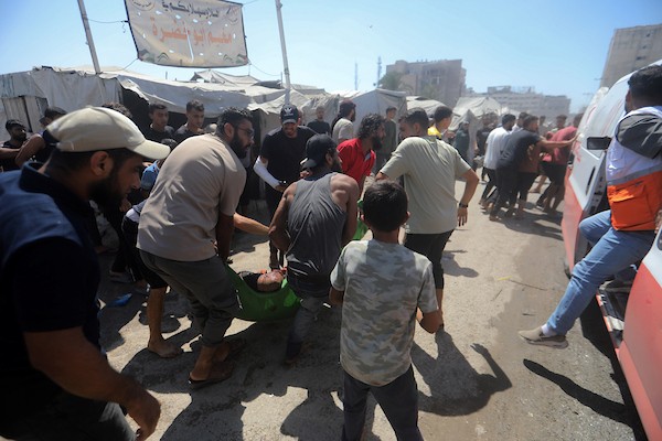 إجلاء عدد من الجرحى من موقع غارة إسرائيلية استهدفت خيمة تأوي نازحين في وسط مدينة غزة، قطاع غزة، في 14 سبتمبر/أيلول 2026. (صورة: بلال أسامة)