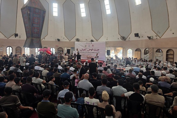 طلاب فلسطينيون من حفظة القرآن الكريم خلال حفل تخرج في خان يونس، جنوب قطاع غزة، في 14 سبتمبر/أيلول. تصوير: طارق محمد.