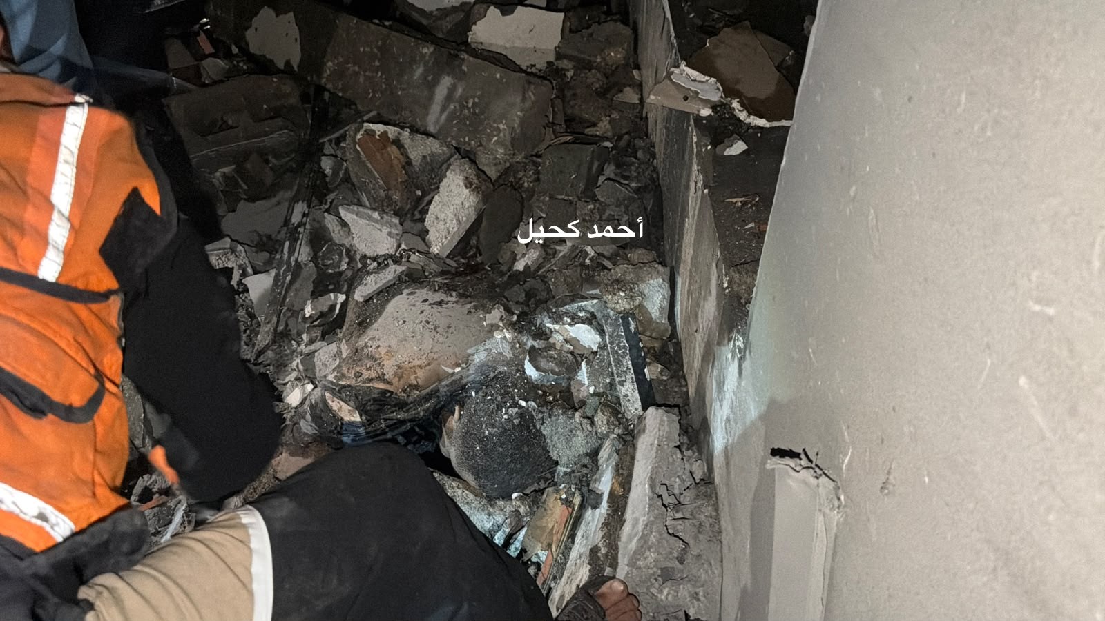 شهيد ومصابون اثر استهداف شقة سكنية في حي النصر غرب مدينة غزة. 89.jpg