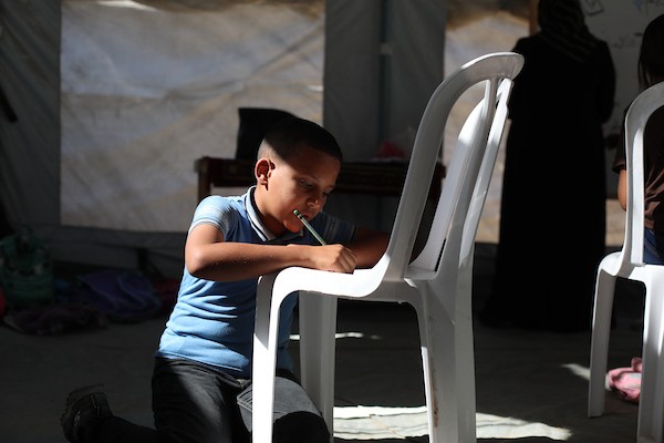 يحضر طلاب فلسطينيون درساً داخل خيمة في مخيم البريج بوسط قطاع غزة في 26 سبتمبر/أيلول 2026.صورة: حسن الجدي
