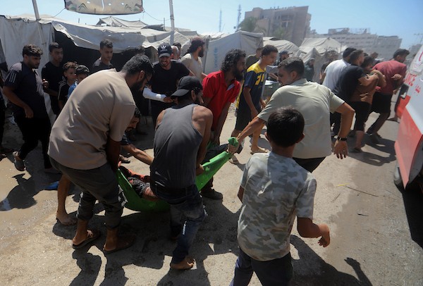 إجلاء عدد من الجرحى من موقع غارة إسرائيلية استهدفت خيمة تأوي نازحين في وسط مدينة غزة، قطاع غزة، في 14 سبتمبر/أيلول 2026. (صورة: بلال أسامة)