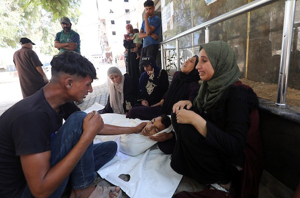 ودّع فلسطينيون جثمان المراهق إسماعيل الهرش في مستشفى الشفاء بمدينة غزة بعد استشهاده بنيران الجيش الإسرائيلي في شارع الهوجا شرق جباليا شمال قطاع غزة، في 2 سبتمبر/أيلول 2026. (صورة: بلال أسامة)