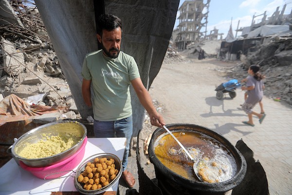 محمد صبح، 31 عامًا، يعمل في محل فلافل أعاد ترميمه في جباليا شمال قطاع غزة، بعدما دُمّر محل والده خلال الحرب. فقد محمد عينه اليمنى ويده اليمنى إثر غارة إسرائيلية استهدفت منزله وعائلته في 11 نوفمبر/تشرين الثاني 2023.تصوير: بلال أسامة