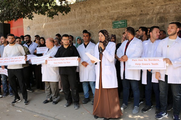 يشارك أطباء فلسطينيون في احتجاج دعت إليه لجنة طب الأسنان في قطاع غزة أمام مقر الصليب الأحمر بمدينة غزة في 15 سبتمبر/أيلول 2026.صورة: محمد صالحة