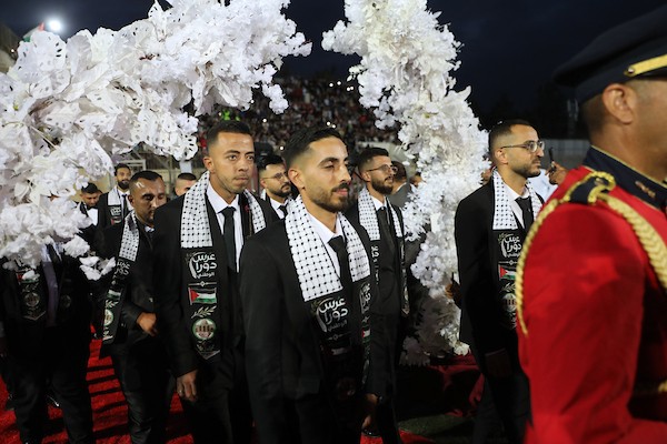 عرسان يشاركون في حفل زفاف جماعي ضم 44 زوجًا في مدينة دورا قرب الخليل، في 26 سبتمبر/أيلول 2026. تصوير: مأمون وزواز.