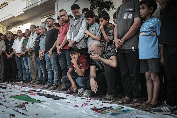 فلسطينيون يشاركون في جنازة عشرة من أفراد عائلة الثوابتة في مخيم البريج للاجئين وسط قطاع غزة، في 29 سبتمبر/أيلول 2026، بعد انتشال جثامينهم.(صورة: معز صالحي)