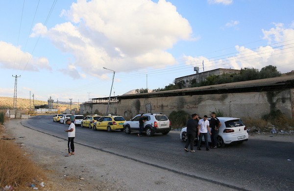 فلسطينيون ينتظرون عند حاجز بيت فوريك العسكري الإسرائيلي شرق نابلس، في الضفة الغربية، في 18 سبتمبر/أيلول 2026. صورة: محمد ناصر