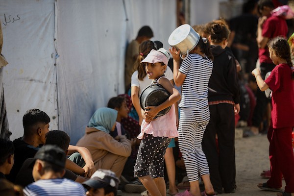 يمارس الفلسطينيون النازحون أنشطتهم اليومية في شمال مدينة غزة في 23 سبتمبر/أيلول 2026، وسط ظروف إنسانية صعبة ناجمة عن استمرار النزوح.(صورة: بلال أسامة)