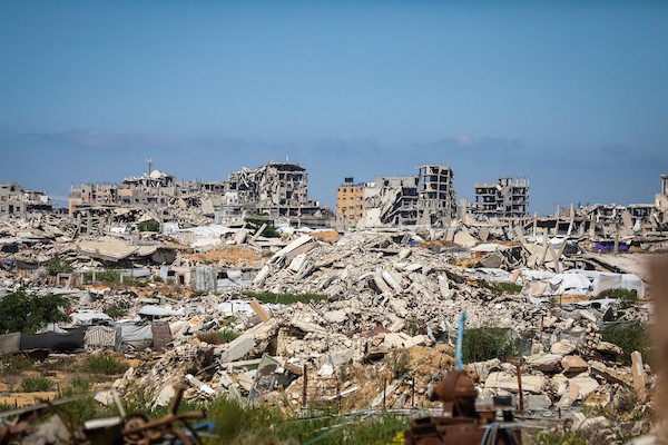 فلسطينيون نازحون يمارسون أنشطتهم اليومية داخل خيام نُصبت قرب منازلهم المدمرة في حي الزيتون، جنوب مدينة غزة، في 28 سبتمبر/أيلول 2026. (صورة: بلال أسامة)