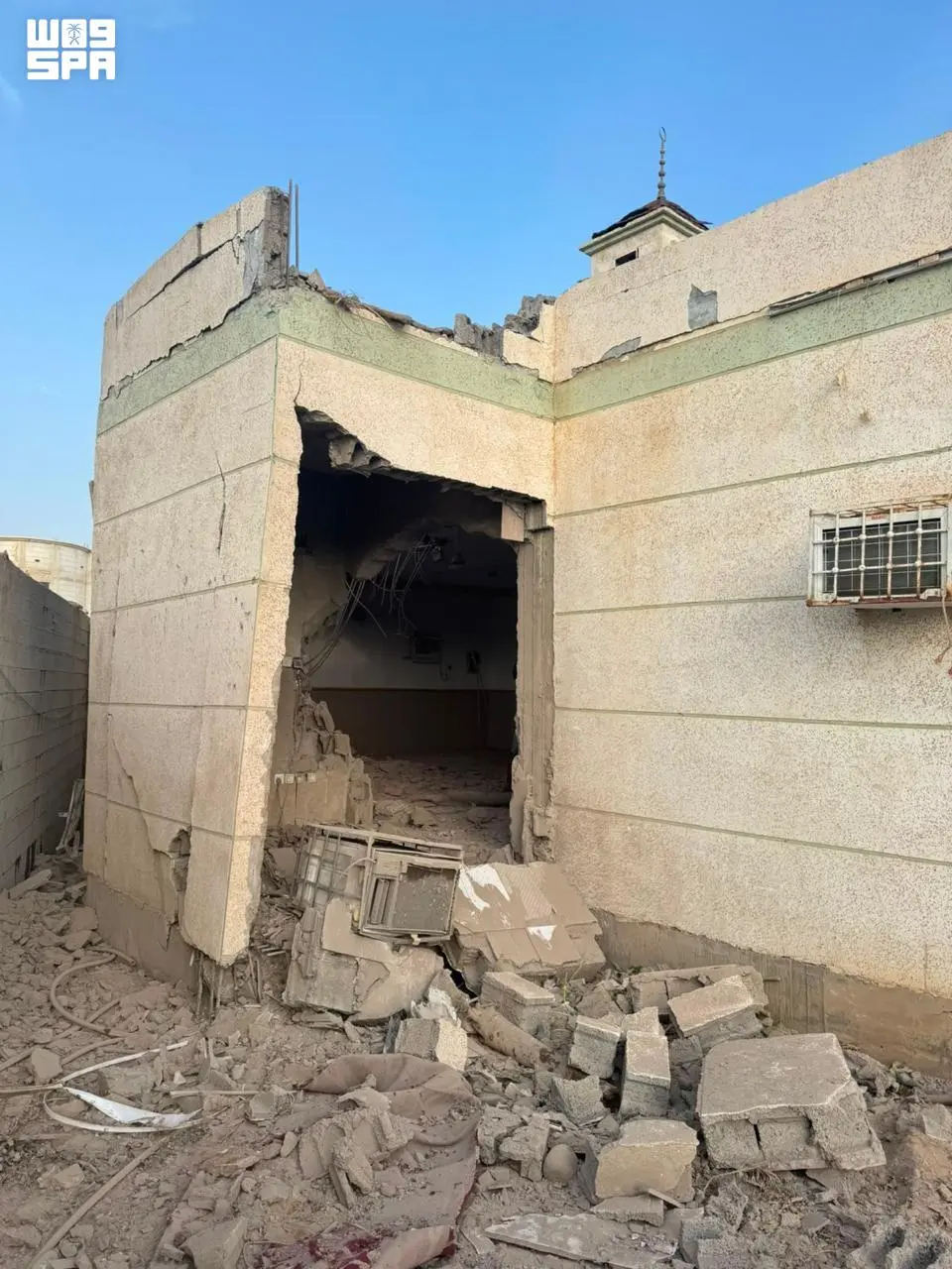 سقوط مقذوف في محافظة الطوال بمنطقة جازان نتج عنه إصابتان وأضرار مادية في مسجد وعدد من المباني والمركبات....webp
