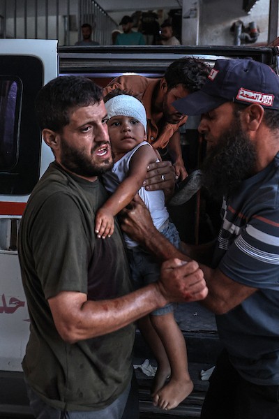 مسعفون ينقلون جثمان الشهيد حذيفة محمود عوض إلى مستشفى الشفاء في مدينة غزة، في 18 سبتمبر/أيلول 2026، عقب استشهاده في غارة جوية إسرائيلية استهدفت حي الشيخ رضوان شمالي المدينة. تصوير: محمد صالحة