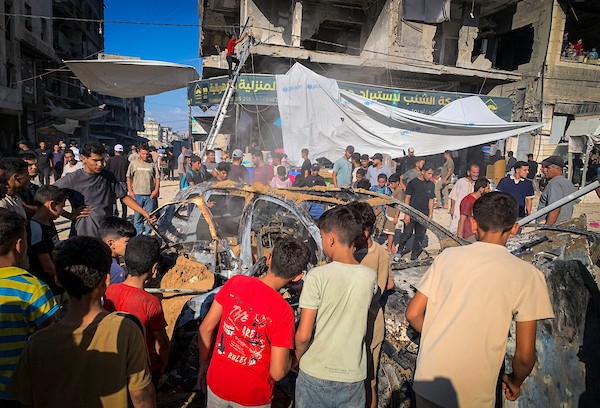فلسطينيون يتجمعون في موقع غارة جوية إسرائيلية استهدفت مركبة مدنية في حي الشيخ رضوان بمدينة غزة، في 19 أيلول/ سبتمبر 2026. وأدى الاستهداف إلى سقوط شهيد وإصابة خرين. (تصوير: بلال أسامة)