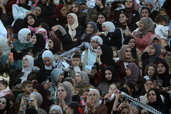 عرسان يشاركون في حفل زفاف جماعي ضم 44 زوجًا في مدينة دورا قرب الخليل، في 26 سبتمبر/أيلول 2026. تصوير: مأمون وزواز.