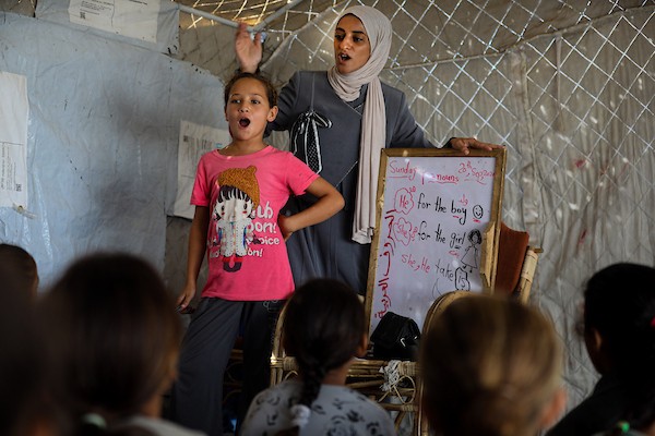 أطفال فلسطينيون يحضرون درساً داخل خيمة تعليمية مؤقتة، جالسين على الأرض في غرب مدينة غزة، في 20 سبتمبر/أيلول 2026.صورة: بلال أسامة